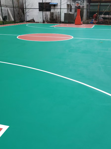 兴宾 球场长期使用易出现地面开裂