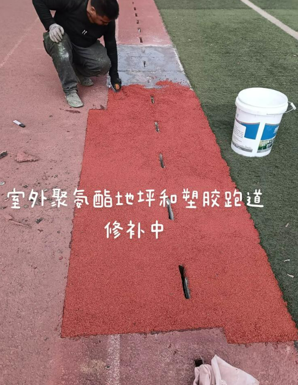 兴宾球场地面翻新维修，核心是先诊断破损